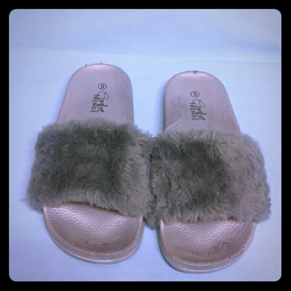 Women's slippers & flip flops